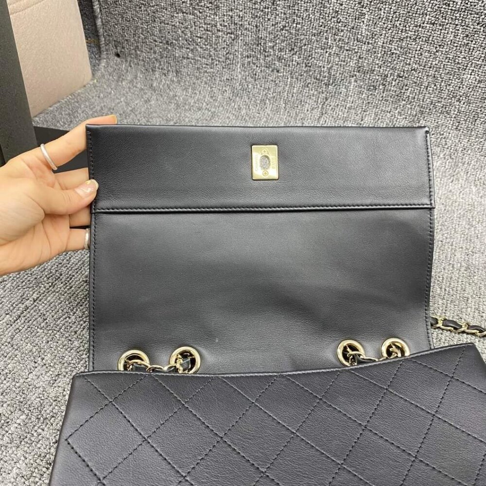 100% Authentic CHANEL Leather Shoulder Bag - Picture 11 of 14